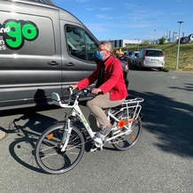 Premiers essais de vélo à assistance électrique avant l'utilisation pour les trajets domicile travail.