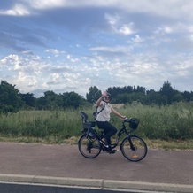 Sarah sur son vélo électrique comme tous les matins