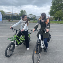 Test de deux vélos par Manon et Cécile le 16 avril  ( animation )