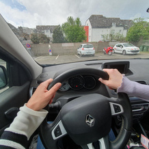 Une main gauche+une main droite sur le volant = 1 pilote + 1 co-pilote, direction le travail