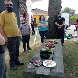 Défi Mobilité Qualéa - Dégustation à l'ombre des chênes des fruits de saisons et locaux et des cuissons réalisées avec le four solaire Yakaphoton (cookies et pommes cuites). Miam !