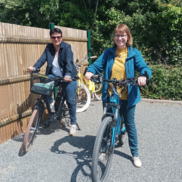 Florence et Véronique qui ont testé les vélos électriques en 2022 avec Alisée