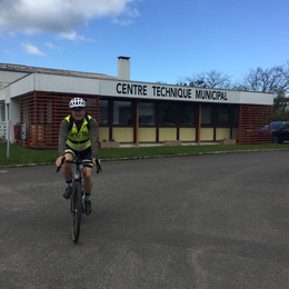 Mikaël rentre chez lui à vélo!