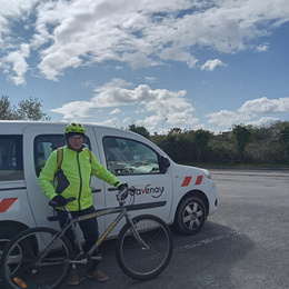 M Corbel vient en réunion à vélo (adjoint à la mobilité)