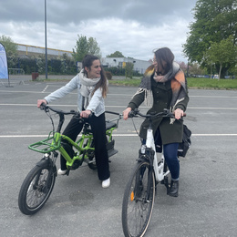 Test de deux vélos par Manon et Cécile le 16 avril  ( animation )