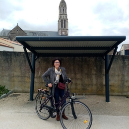 Isabelle est venue toute la semaine en vélo à la Mairie.