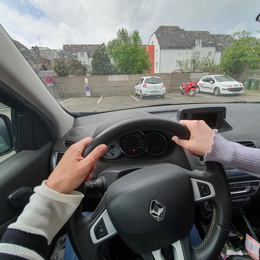 Une main gauche+une main droite sur le volant = 1 pilote + 1 co-pilote, direction le travail