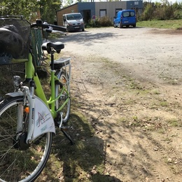 Déplacement à vélo pour la remise d'une voiture électrique par Enedis à une association d'insertion d'Aizenay