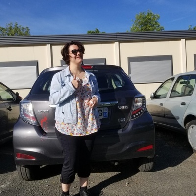 Chloé utilise sa voiture hybride  pour venir au travail, en limitant l'utilisation du moteur thermique