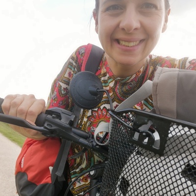 Florina utilise elle aussi le vélo pour travailler