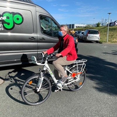 Premiers essais de vélo à assistance électrique avant l'utilisation pour les trajets domicile travail.