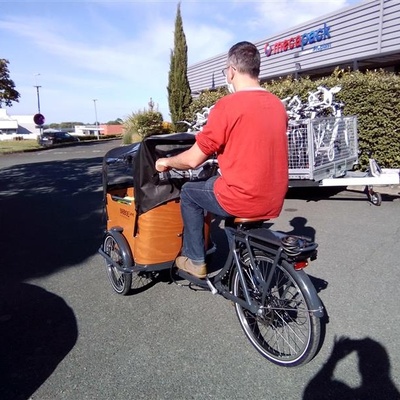 Familiarisation avec le vélo cargo à assistance électrique loué pour la semaine du Défi.