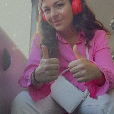 Madame Mobilité profite du bus pour écouter la musique à fond dans ses oreilles!