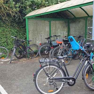 Parking à vélos saturé. Bravo à tous les cyclistes !