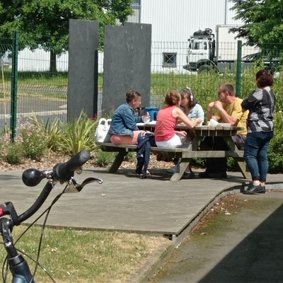 Défi Mobilité Qualéa - Pause déjeuner sur la terrasse de pique nique sous les chênes