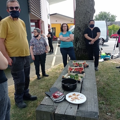 Défi Mobilité Qualéa - Dégustation à l'ombre des chênes des fruits de saisons et locaux et des cuissons réalisées avec le four solaire Yakaphoton (cookies et pommes cuites). Miam !