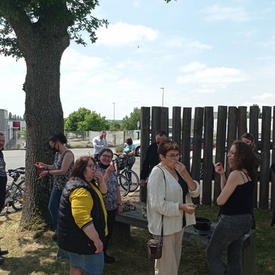 Défi Mobilité Qualéa - Dégustation à l'ombre des chênes des fruits de saisons et locaux et des cuissons réalisées avec le four solaire Yakaphoton (cookies et pommes cuites). Miam !