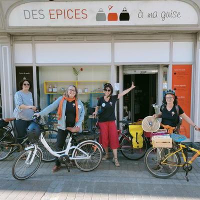 Arrivée des cyclistes devant la boutique Des épices à ma guise