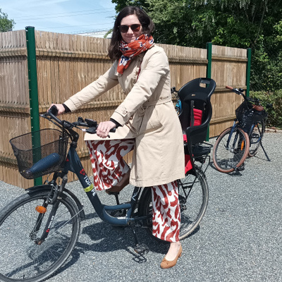 Cécile PETIT - directrice du site sur son vélo électrique