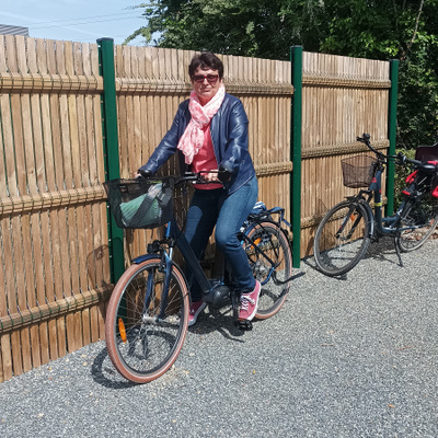 Florence sur un vélo électrique acquis suite au prêt de vélo par Anjou Bleu Communauté en juin 2022
