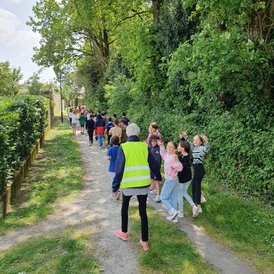Des bénévoles du club de marche nous accompagnent au restaurant scolaire.