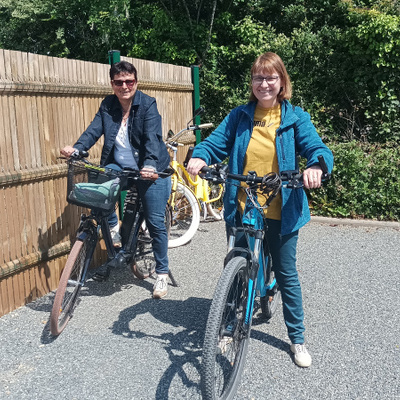 Florence et Véronique qui ont testé les vélos électriques en 2022 avec Alisée