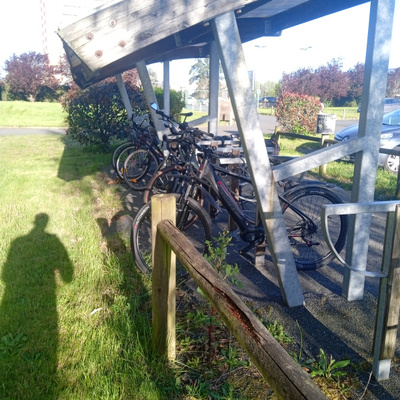 Un parking à vélo presque plein!