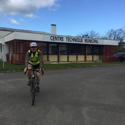Mikaël rentre chez lui à vélo!