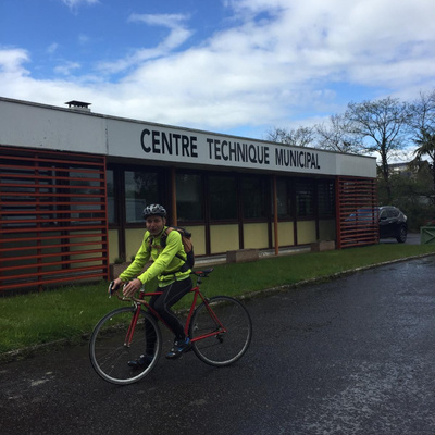 Laurent rentre chez lui à vélo