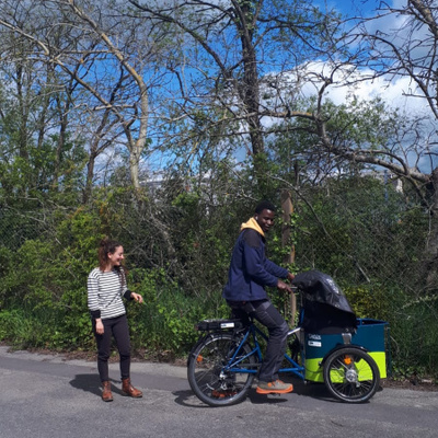 Oumar teste le vélo cargo!