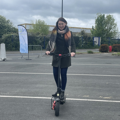Cécile en apprentissage avec une trottinette électrique le 16 avril ( animation )
