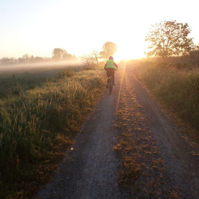 Carole à vélo à travers les marais de Redon