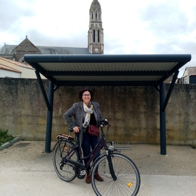 Isabelle est venue toute la semaine en vélo à la Mairie.