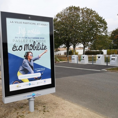 Campagne d'affichage sur le réseau planimètres de la ville pour sensibiliser les publics.