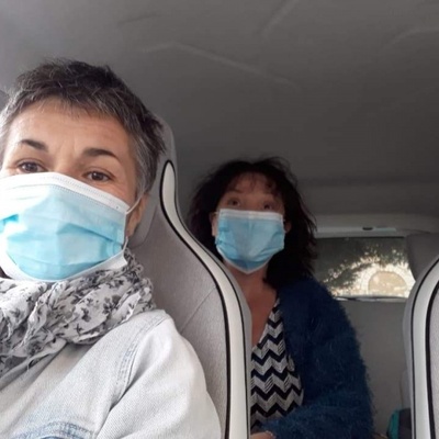 Sophie et Sylvie en covoiturage avec la voiture électrique