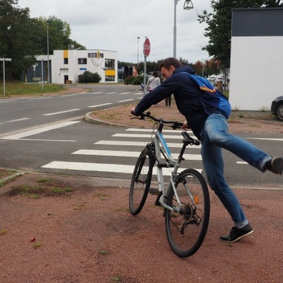 Abak Ingénierie Kévin est à vélo pour ses trajet quotidien domicile - travail : 6.4km/jour