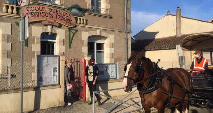 A Bouillé-Courdault, on se rend à l'école en calèche